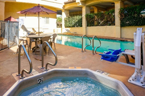 Lamplighter Inn & Suites image 3