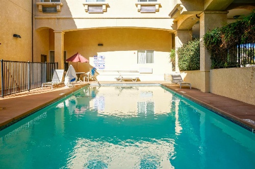 Lamplighter Inn & Suites image 4