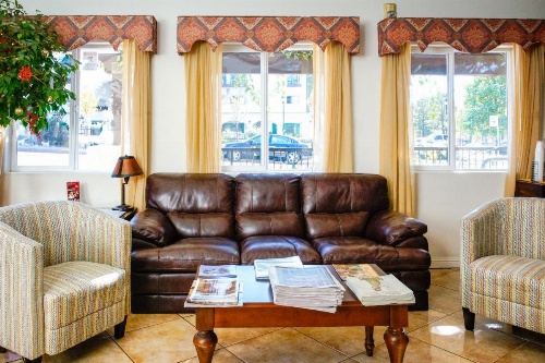 Lamplighter Inn & Suites image 7